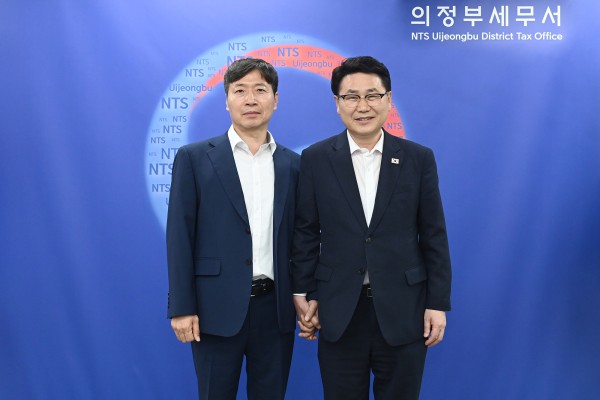 [사진] 김원기 의정부시장이 8월 13일 의정부세무서를 방문해 이방원 서장과 함께 기념촬영을 하고 있다