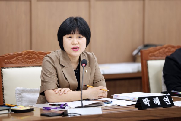 [사진] 수원특례시의회 문화체육교육위원회에서 박혜연 위원이 발언을 하고 있다
