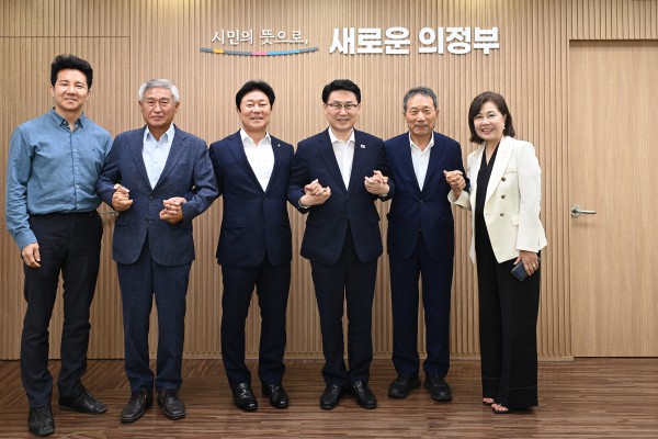 [사진] 김원기 의정부시장이 8월 13일 시장실에서 진행된 대한주택건설협회 경기도회와의 간담회에서 함께 기념촬영을 하고 있다