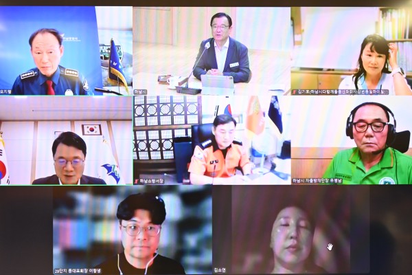 [사진] 3일 오후 시청 상황실에서 이현재 시장을 비롯하여 하남경찰서, 하남소방서, 광주하남교육지원청 등 4개 유관기관장과 시민 대표가 ‘실시간 비대면 화상회의’에 참여하여 다양한 의견을 나누고 있다
