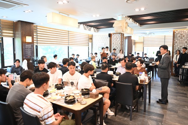 [사진] 조용익 부천시장과 선수단이 기념 촬영을 하고 있다