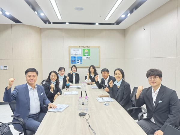 [사진] 제18회 세계도로협회(PIARC) 동계도로대회 유치희망도시 선정 평가 발표에 앞서 선은임 수원시 안전교통국장(왼쪽 2번째)과 수원시 관계자들이 함께하고 있다