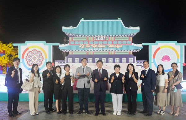 [사진] 7일 다낭시 동해공원에서 열린 한국-베트남 페스티벌에 참석한 이상일 시장(오른쪽 여섯째)과 장정순 시의장(오른쪽 다섯째), 신나연 자치행정위원장(오른쪽 넷째), 강영웅 시의원(왼쪽 여섯째)이 기념사진을 찍고 있다