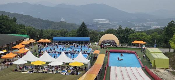 [사진]  용인시청소년수련원 물놀이장에 많은 시민이 찾아 피서를 즐기고 있다