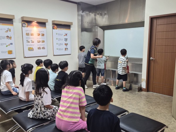 [사진] 학생들이 지난 7월 28일 성남시 민방위 안전체험센터에서 