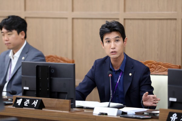 [사진] 배준서 수원특례시의회 의원이 제403회 임시회 환경안전위원회 회의에서 농수산물도매시장 시설개선과 지역 현안에 관해 발언하고 있다