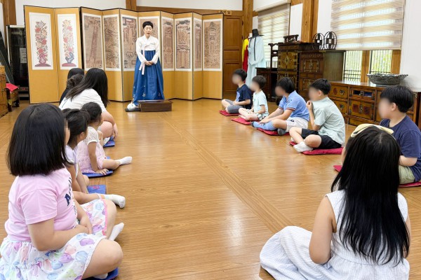 [사진] 수원시 드림스타트 아동들이 정조대왕 효(孝) 문화체험을 하고 있다