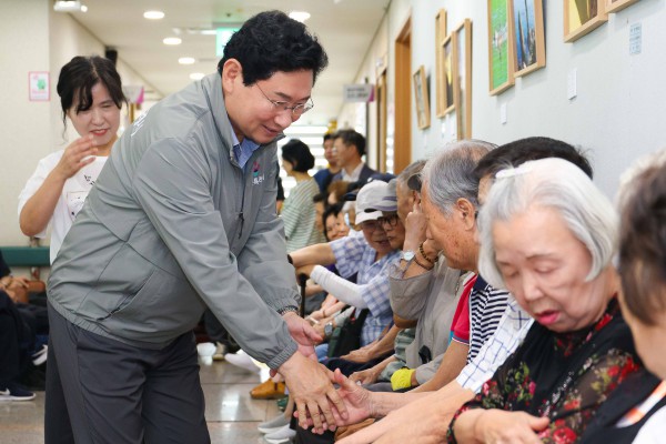 [사진] 이상일 용인특례시장이 16일 용인노인대학 1학기 종강식에서 어르신들과 인사를 나누고있다