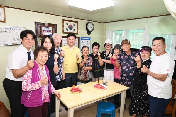 [사진] 조용익 부천시장이 무더위쉼터로 운영 중인 원종2동 경로당에서 주민과 이야기를 나누고 단체 사진을 촬영했다