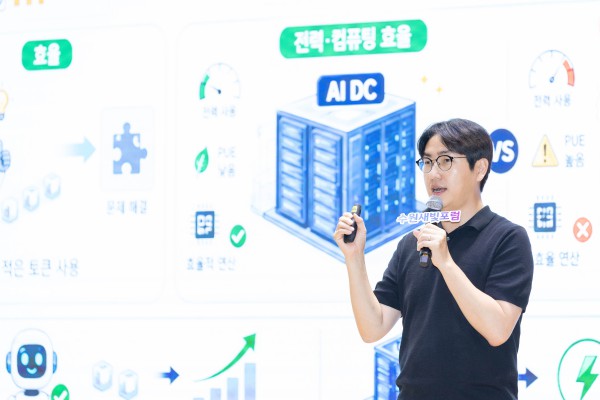 [사진] 하정우 전 청와대 에이아이(AI) 미래기획수석이 수원새빛포럼에서 강연하고 있다