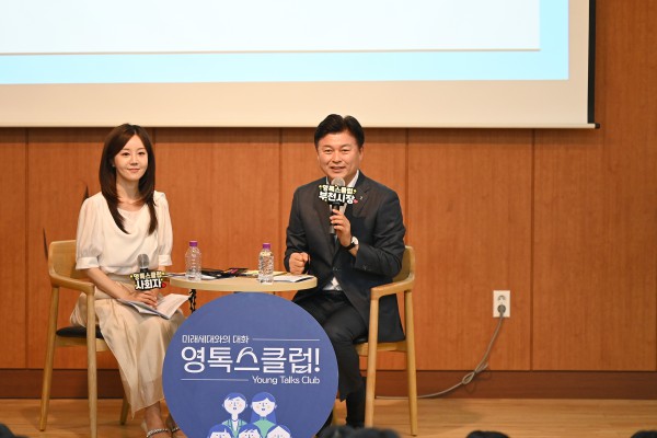 [사진] 조용익 부천시장이 학생들과 진로와 취업에 관해 이야기를 나누고 있다
