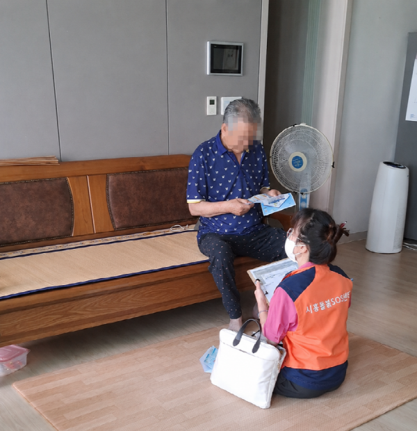 [사진] 배곧1동 행정복지센터 관계자가 관내 가정에 방문해 통합돌봄 서비스를 제공하고 있다
