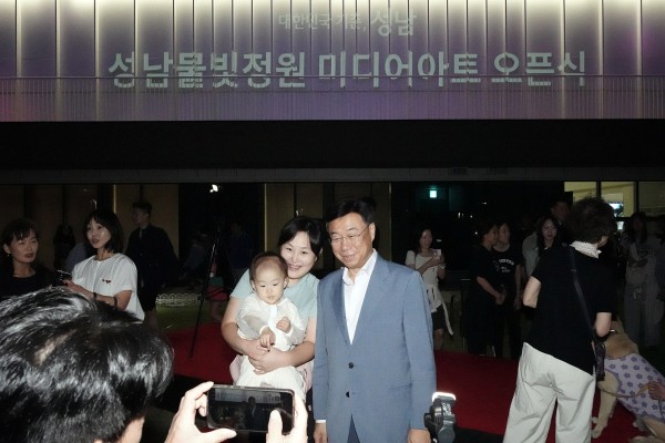 [사진] 신상진 성남시장이 5일 오후 성남물빛정원 미디어아트 개막식에서 시민과 사진을 찍고 있다