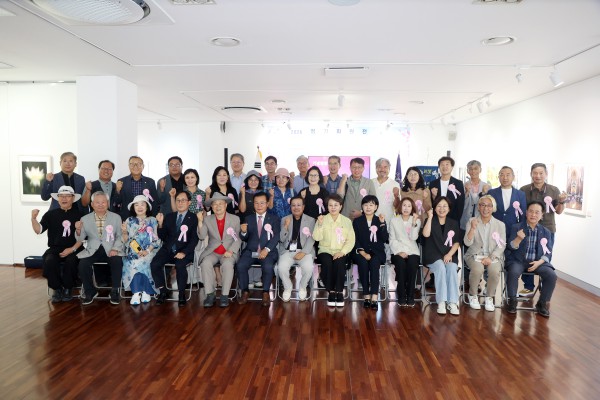 [사진] 김미경 수원특례시의회 의장과 김민양 의원, 김영희 의원이 18일 수원시립만석전시관에서 열린 ‘한국사진작가협회 2026 수원지부회원전’에서 관계자들과 기념촬영을 하고 있다