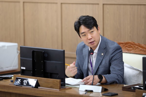 [사진] 조인희 수원특례시의회 의원이 제403회 임시회 환경안전위원회 회의에서 재난·교통·환경 분야 시민 안전대책에 관해 발언하고 있다