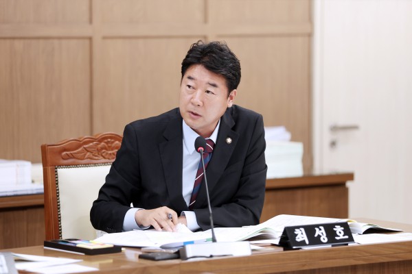 [사진] 수원특례시의회 문화체육교육위원회 최성호 위원이 발언을 하고 있다