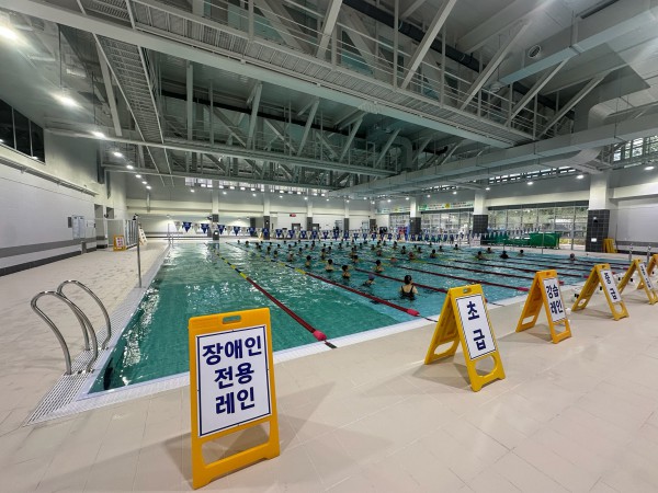 [사진] 용인특례시가 동백미르휴먼센터 수영장에 장애인 전용레인을 운영한다