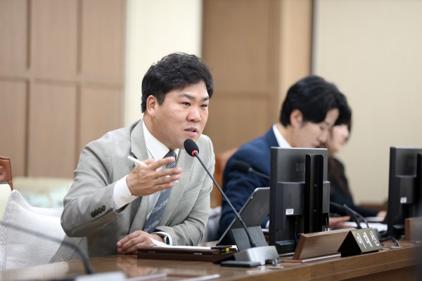 [사진] 이대선 수원특례시의회 의원이 제403회 임시회 도시미래위원회 회의에서 서수원 지역 주요 도시개발사업과 관련해 발언하고 있다