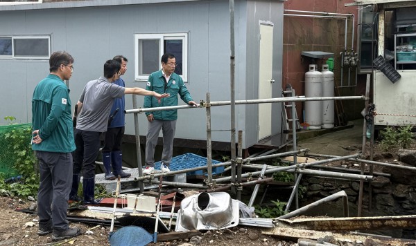 [사진] 이현재 하남시장이 18일 호우대비 긴급 현장 점검의 일환으로 위례동 학암천 정비사업 현장 인근의 재해취약지역을 방문해 관계자들에게 철저한 선제적 안전 조치를 주문하고 있다