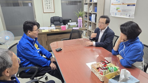 [사진] (좌)김원기 후보와 이건태·박지혜 국회의원이 22일 선거사무소에서 샌드위치 간담회를 나누고 있다