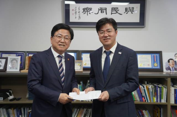 [사진] 박상혁 의원이 2026년 4월 10일 최교진 교육부장관에게 장기중학교 체육관 전면보수의 필요성을 설명하고 특별교부금 배정을 위한 요청서를 전달하고 있다.