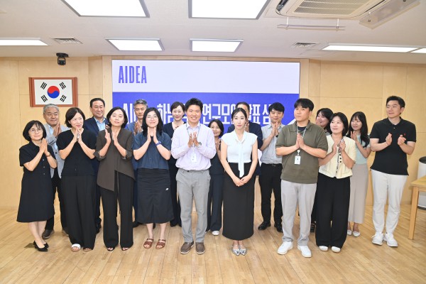[사진] 13일 오후 시청 상황실에서 개최된 ‘AIdea 하남 혁신 연구모임 발표심사’에 참가한 공직자들이 단체사진을 촬영하고 있다
