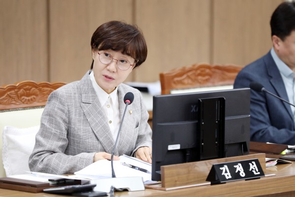 [사진] 김정선 수원특례시의회 의원이 제403회 임시회 기획경제위원회 회의에서 질의하고 있다
