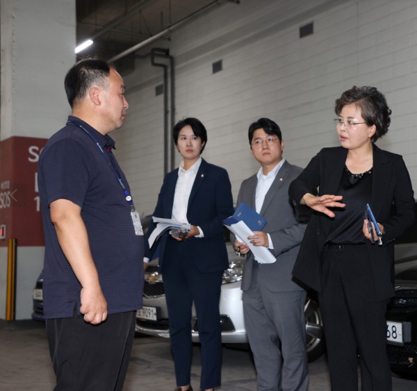 [사진] 정윤우 수원특례시의원이 11일 수원농수산물도매시장 지하주차장을 둘러보며 관계자로부터 시설 현황과 개선 필요사항에 대한 설명을 듣고 있다