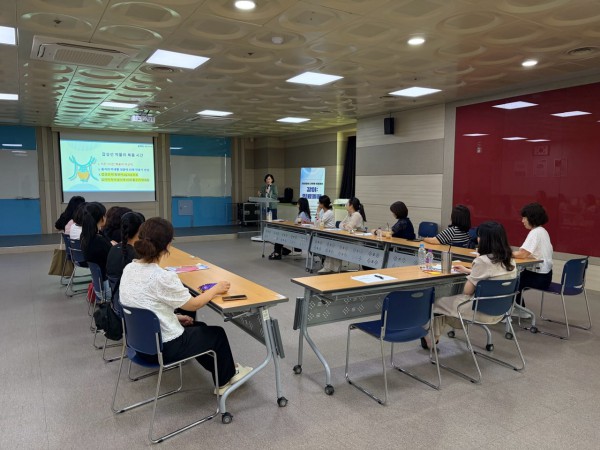 [사진] 부천시약사회 약사가 방문간호사를 대상으로 교육하고 있다