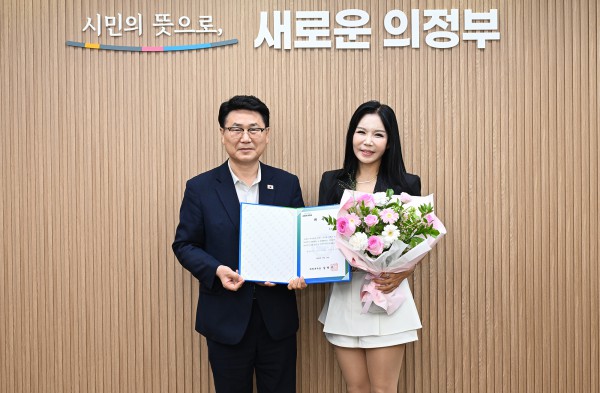 [사진] 김원기 의정부시장이 8월 18일 트로트 가수 ‘신비’를 의정부시 홍보대사로 위촉한 뒤 함께 기념촬영을 하고 있다