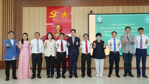 [사진] 6일 오전 꽝푸구청에서 이상일 시장(가운데)과 장정순 의장(오른쪽 넷째), 신나연 자치행정위원장(왼쪽 넷째), 강영웅 시의원(오른쪽 둘째)이 부잉응옥안 당서기(오른쪽 다섯째)와 후인응옥바 인민위원장(왼쪽 다섯째) 등 꽝푸구 관계자들과 기념사진을 찍고 있다