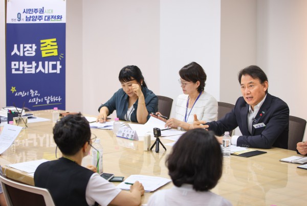 [사진] 최현덕 남양주시장이 ‘시장 좀 만납시다’에서 시민의 건의사항을 청취하고 해결 방안을 논의하고 있다