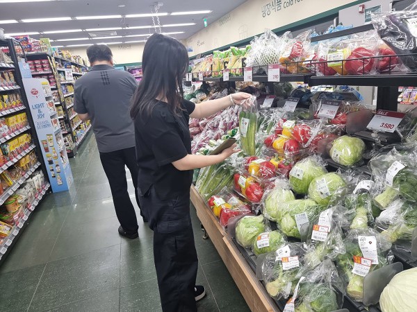 [사진] 성남시 관계자가 한 마트에 들려 시장물가를 모니터링하고 있다