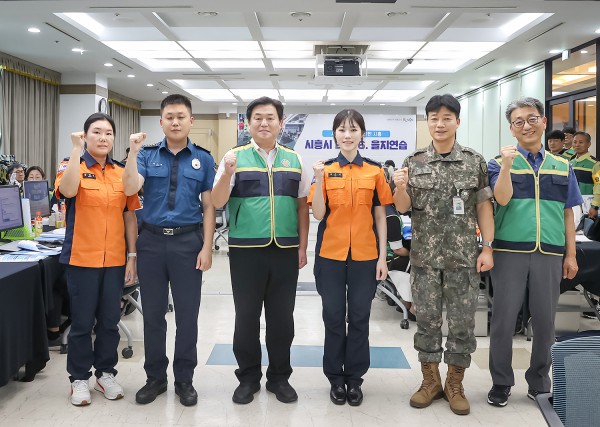[사진] 21일 임병택 시흥시장(사진 왼쪽에서 세 번째)이 시청 전시종합상황실에서 민·관·군·경·소방 관계자들과 기념 촬영을 하고 있다