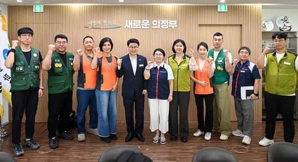 [사진] 김원기 의정부시장이 8월 25일 시장실에서 민주노총 경기북부지부 및 산하 단위 노조 대표들과 간담회를 가진 뒤 기념촬영을 하고 있다