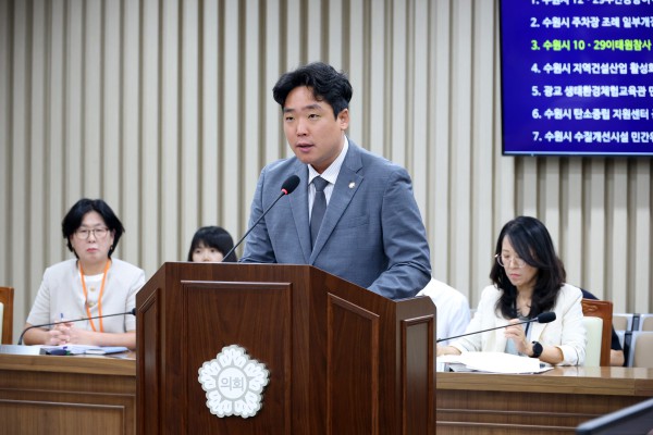 [사진] 수원특례시의회 조인희 의원이 7일 환경안전위원회에서 「수원시 10·29이태원참사 희생자 추모 및 피해자 지원을 위한 조례안」에 대한 제안설명을 하고 있다.