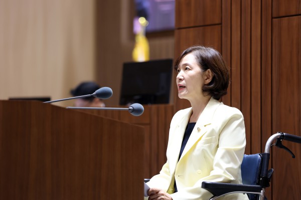 [사진] 사정희 수원특례시의회 의원이 1일 열린 제404회 수원특례시의회 임시회 제1차 본회의에서 5분발언을 진행하고 있다