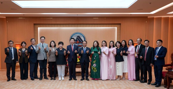 [사진] 6일 다낭시청에서 이상일 시장(왼쪽 일곱째)과 장정순 시의장(왼쪽 여섯째), 신나연 자치행정위원장(왼쪽 다섯째), 강영웅 시의원(왼쪽 넷째)이 응우옌딘빈 위원장(왼쪽 여덟째) 등 다낭시 조국전선위원회 및 다낭시 관계자들과 기념사진을 찍고 있다