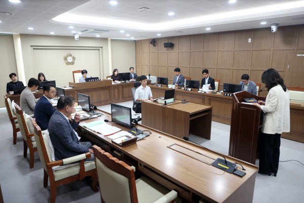 [사진] 수원특례시의회 환경안전위원회가 23일 제403회 임시회 중 노점판매대 관련 조례안 등 안건을 심사하고 있다