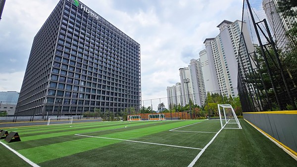 [사진] 정자동 옛 제설차량기지부지에 조성된 축구장 모습