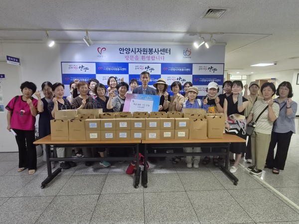 [사진] 안양시자원봉사센터는 시원한 여름 안전한 안양 폭염 대응 캠페인의 일환으로 자원봉사자가 제작한 폭염예방키트 126개를 관내 행정복지센터에 전달했다고 10일 밝혔다