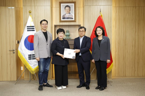 [사진] 용인특례시의회는 4일 주다낭 대한민국 총영사관을 방문했다. 왼쪽부터 강영웅 국민의힘 대표의원, 장정순 의장, 한정일 총영사, 신나연 자치행정위원장