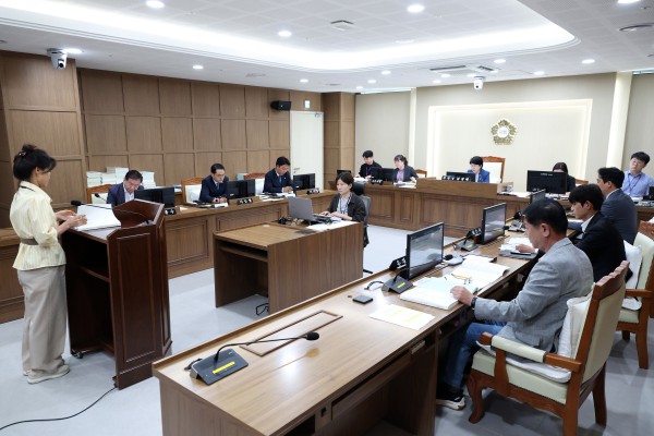 [사진] 수원특례시의회 환경안전위원회가 7일 제404회 임시회 중 상임위원회 회의를 열고 조례안과 동의안 등 주요 안건을 심사하고 있다