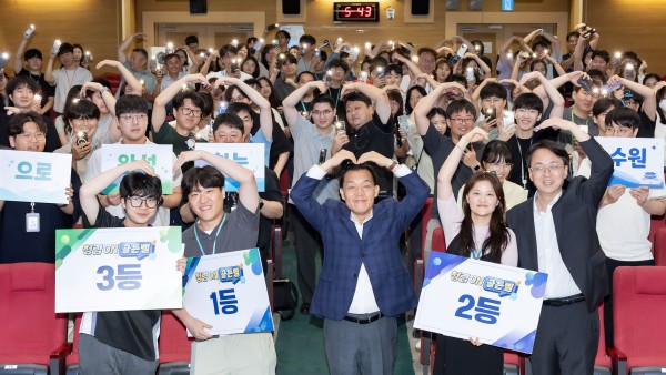[사진] 이재준 수원시장이 ‘2026 청렴 온(ON)! 골든벨’에 참가한 공무원들과 함께하고 있다.  