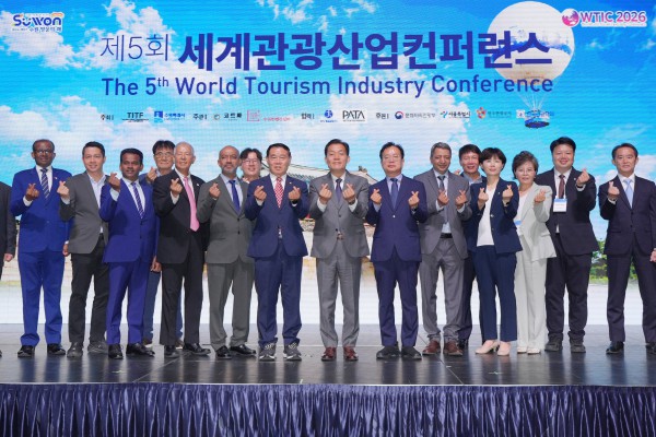 [사진] 이재준 수원특례시장(오른쪽 8번째부터), 이재식 수원특례시의회 의장 등 제5회 세계관광산업컨퍼런스 개회식 참석자들이 기념촬영을 하고 있다. 