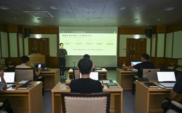 [사진] 한수완 의회사무국장이 의정부시의회 정책지원관들을 대상으로 자체 제작한 