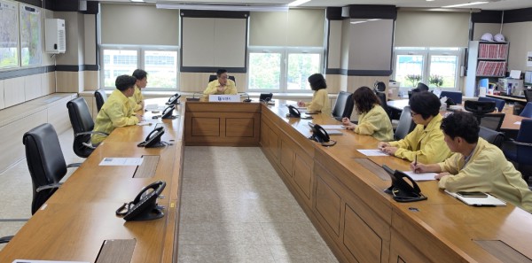 [사진] 남동경 부천시 부시장이 지난 25일 원종중앙시장 화재 관련 관계부서 대책회의를 주재하고 있다