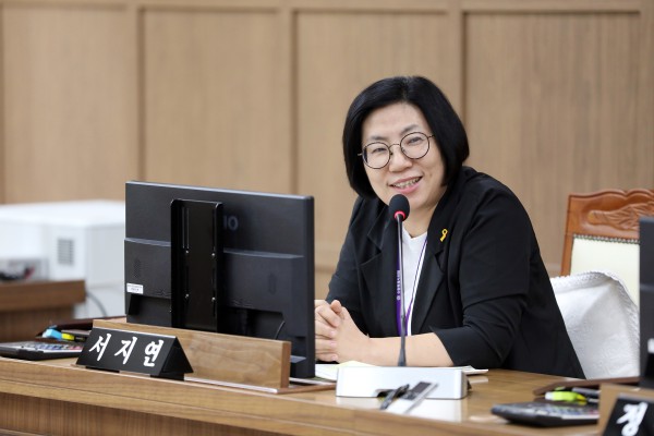 [사진] 서지연 수원특례시의회 의원이 제403회 임시회 기획경제위원회 회의에서 시민 의견의 시정 반영방안에 관해 발언하고 있다