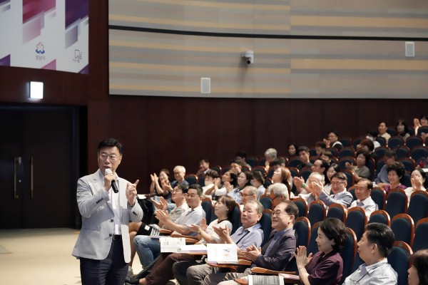 [사진] 신상진 성남시장이 8월 31일 시청 온누리에서 열린 2026년 공인중개사 연수교육에서 인사말을 하고 있다