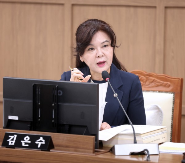 [사진] 수원특례시의회 도시미래위원회에서 김은수 위원이 발언을 하고 있다